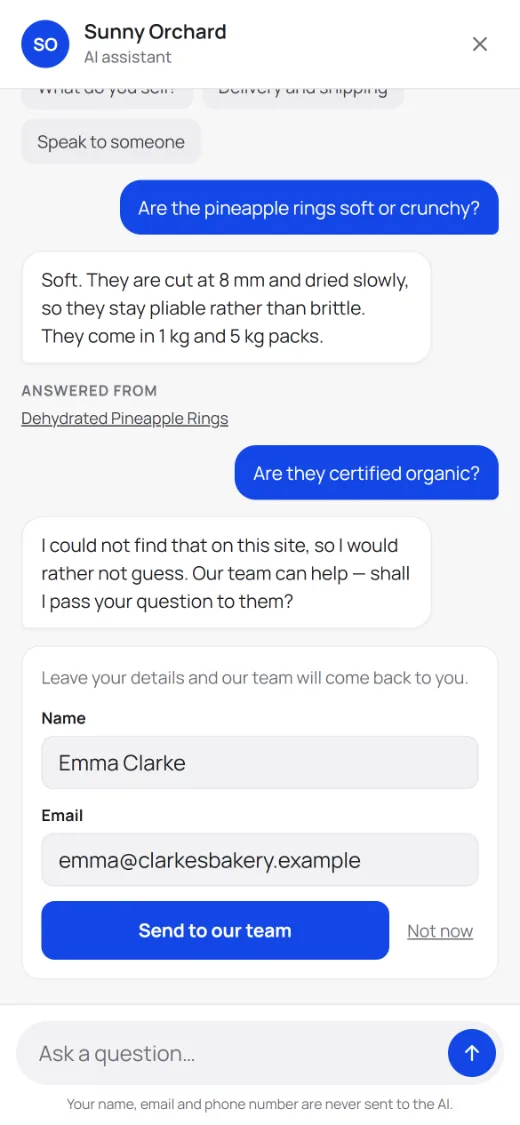 Su un telefono, la chat risponde da una pagina prodotto indicando la fonte, dice di non aver trovato se il prodotto è certificato biologico e propone il team con un modulo di richiesta